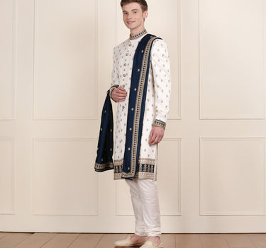 Men cream Sherwani coat, pant & dupatta